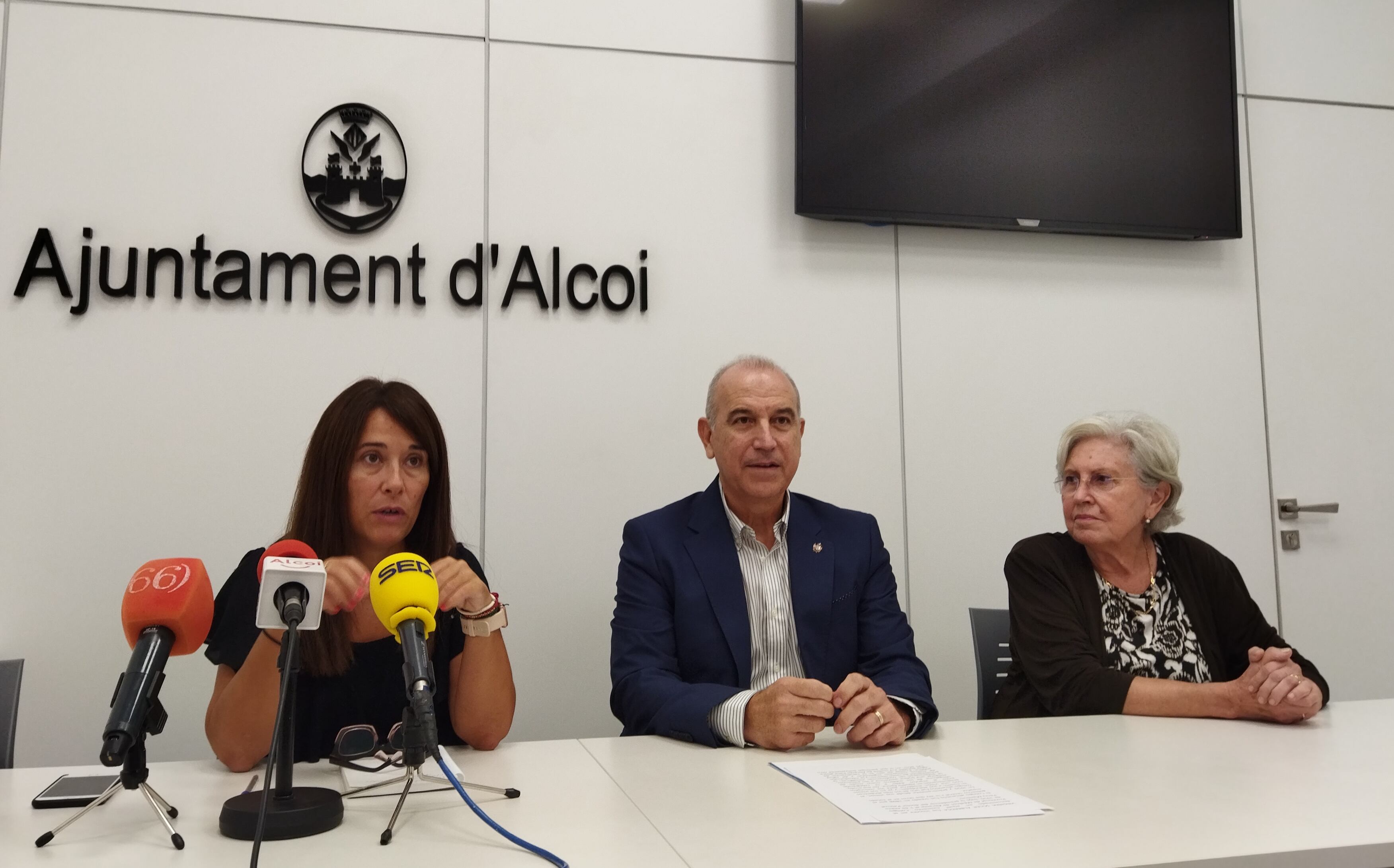 Lorena Zamorano, Hermann Schwarz y Rosa Ballester, en la sala de prensa del Ayuntamiento de Alcoy