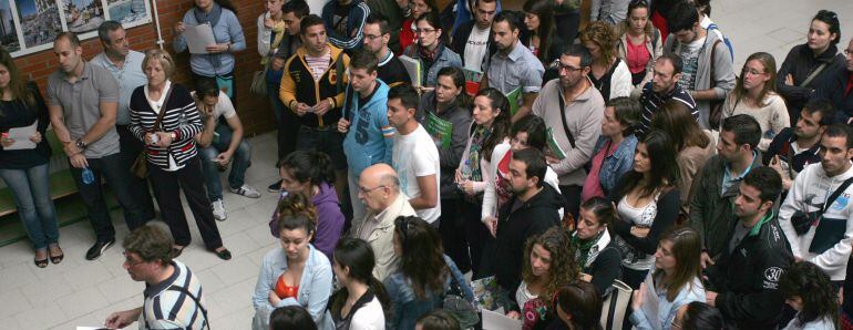 Miles de aspirantes se preparan para comenzar su examen para profesor de Secundaria