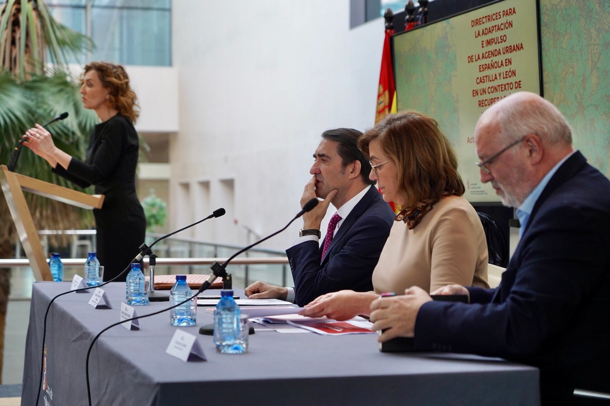 El consejero de Medio Ambiente, Vivienda y Ordenación del Territorio, Juan Carlos Suárez-Quiñones, presenta las directrices de la Agenda Urbana