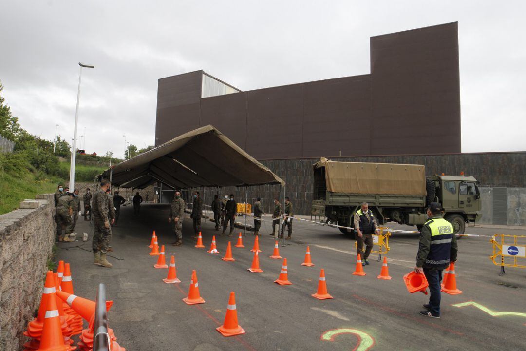 Instalación de carpas por los militares en IFEME en Mérida