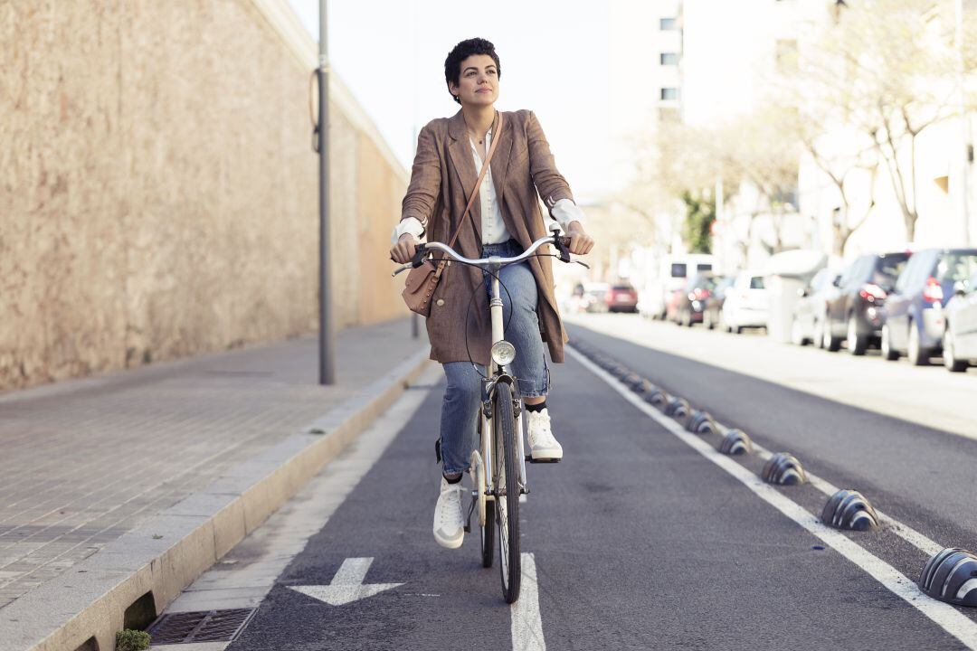 Cada vez más personas optan por desplazarse en bicicleta por las ciudades.