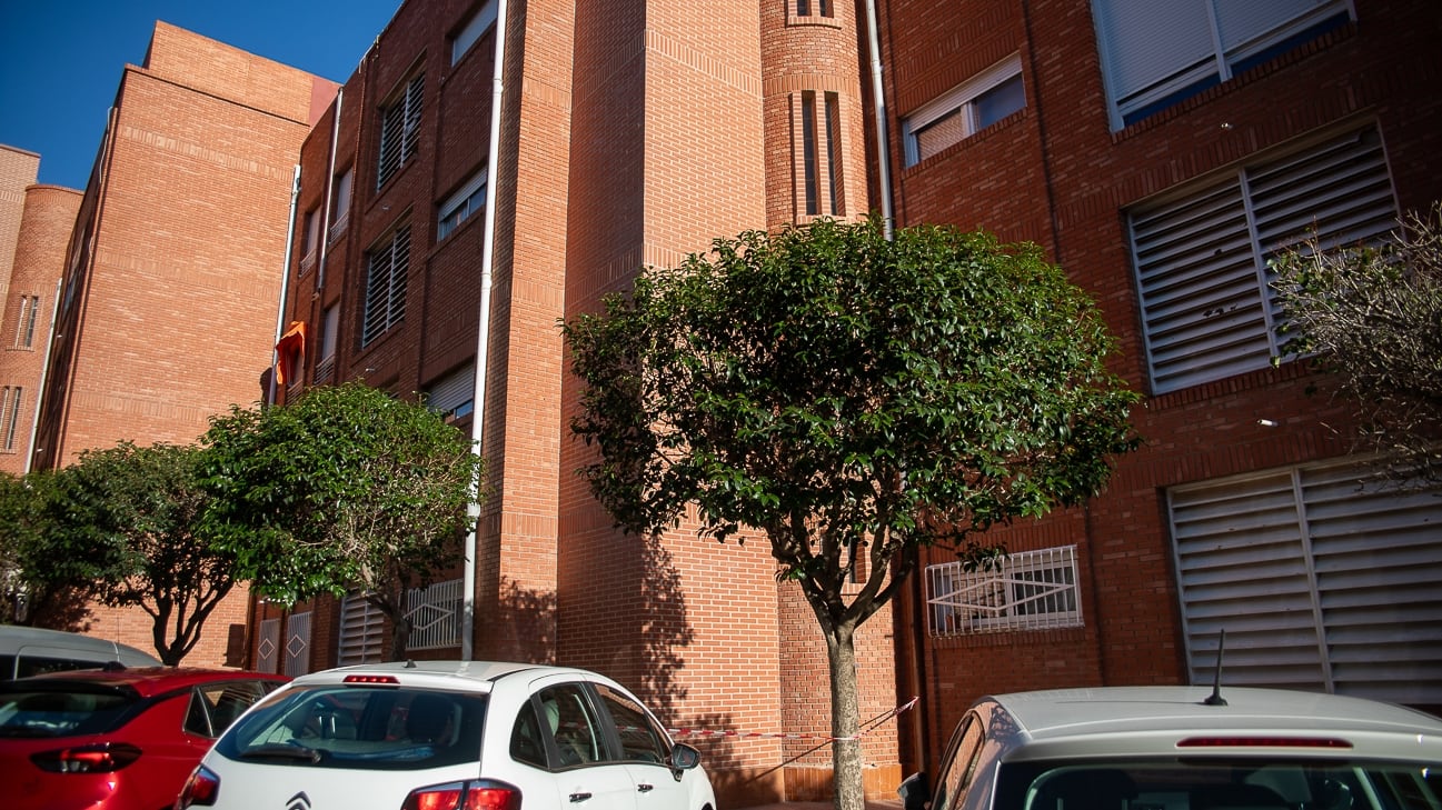 El Ayuntamiento está facilitando que las comunidades puedan colocar el ascensor en la fachada del edificio tal y como puede verse en esta imagen