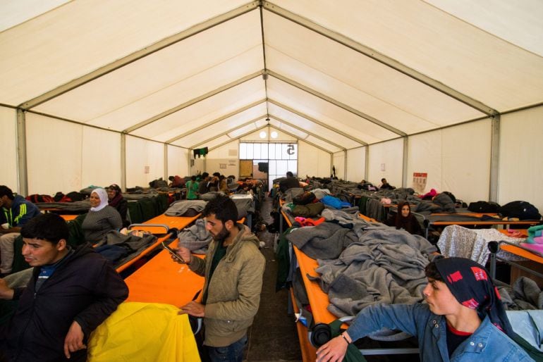 Refugiados y migrantes esperan en un campo para refugiados en Idomeni (Grecia).