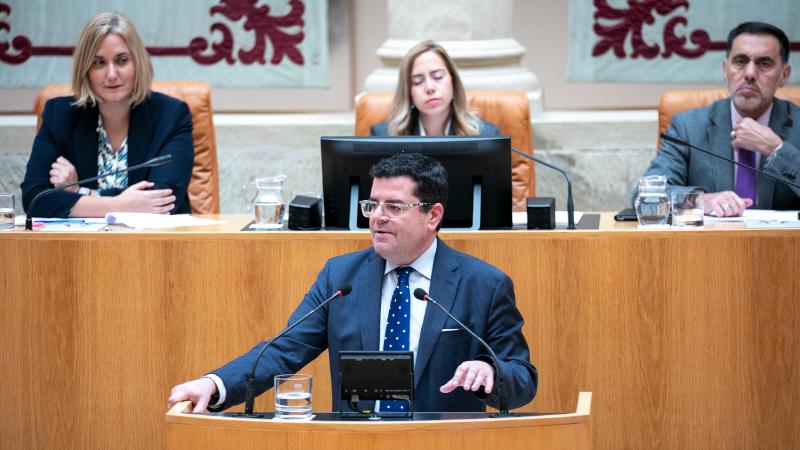 El consejero de Hacienda, Alfonso Domínguez, defiende en el Parlamento de La Rioja el presupuesto de La Rioja para 2024 | Gobierno de La Rioja