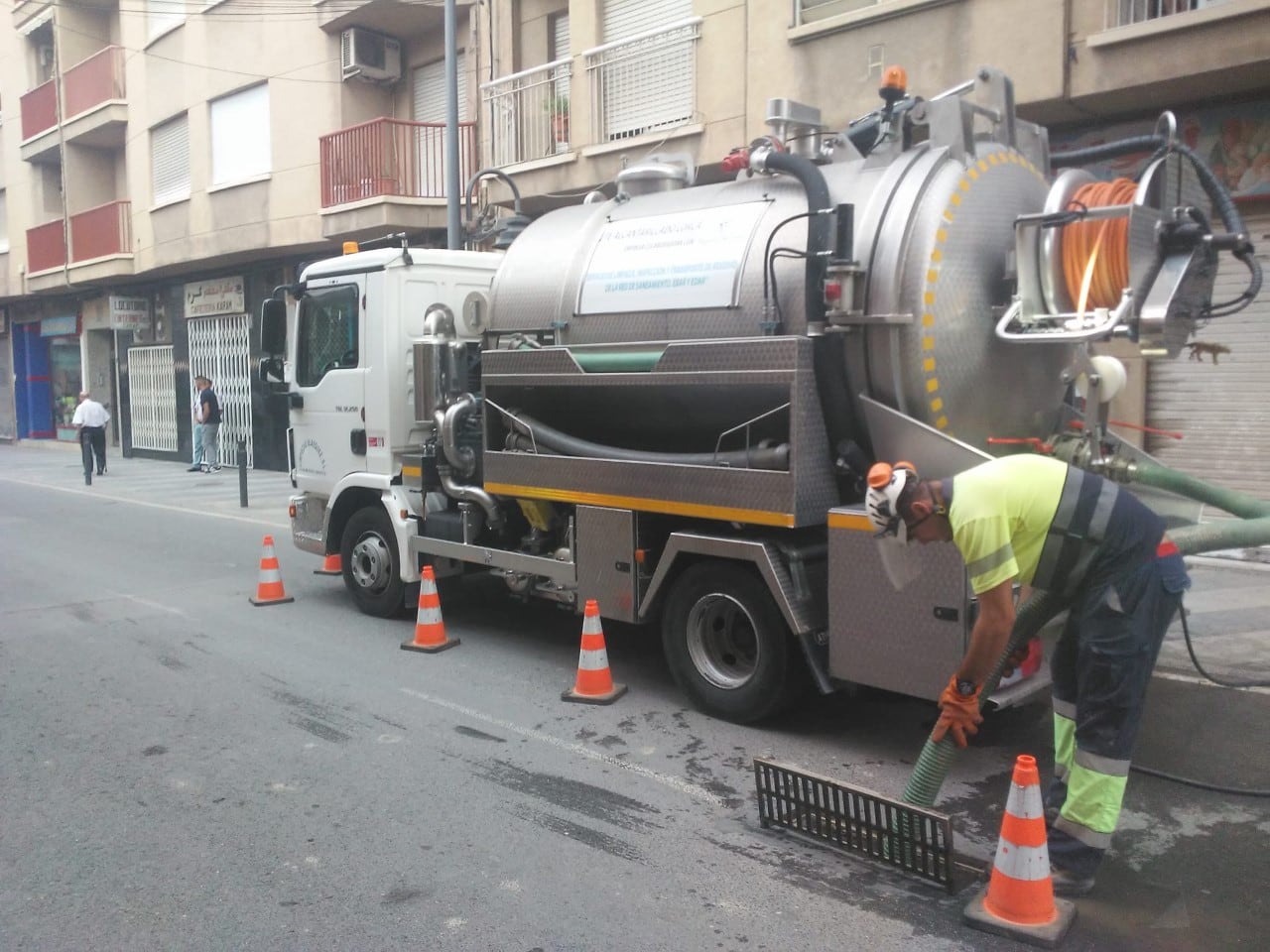 Lorca intensifica la limpieza de imbornales y redes de pluviales ante la previsión de lluvias.