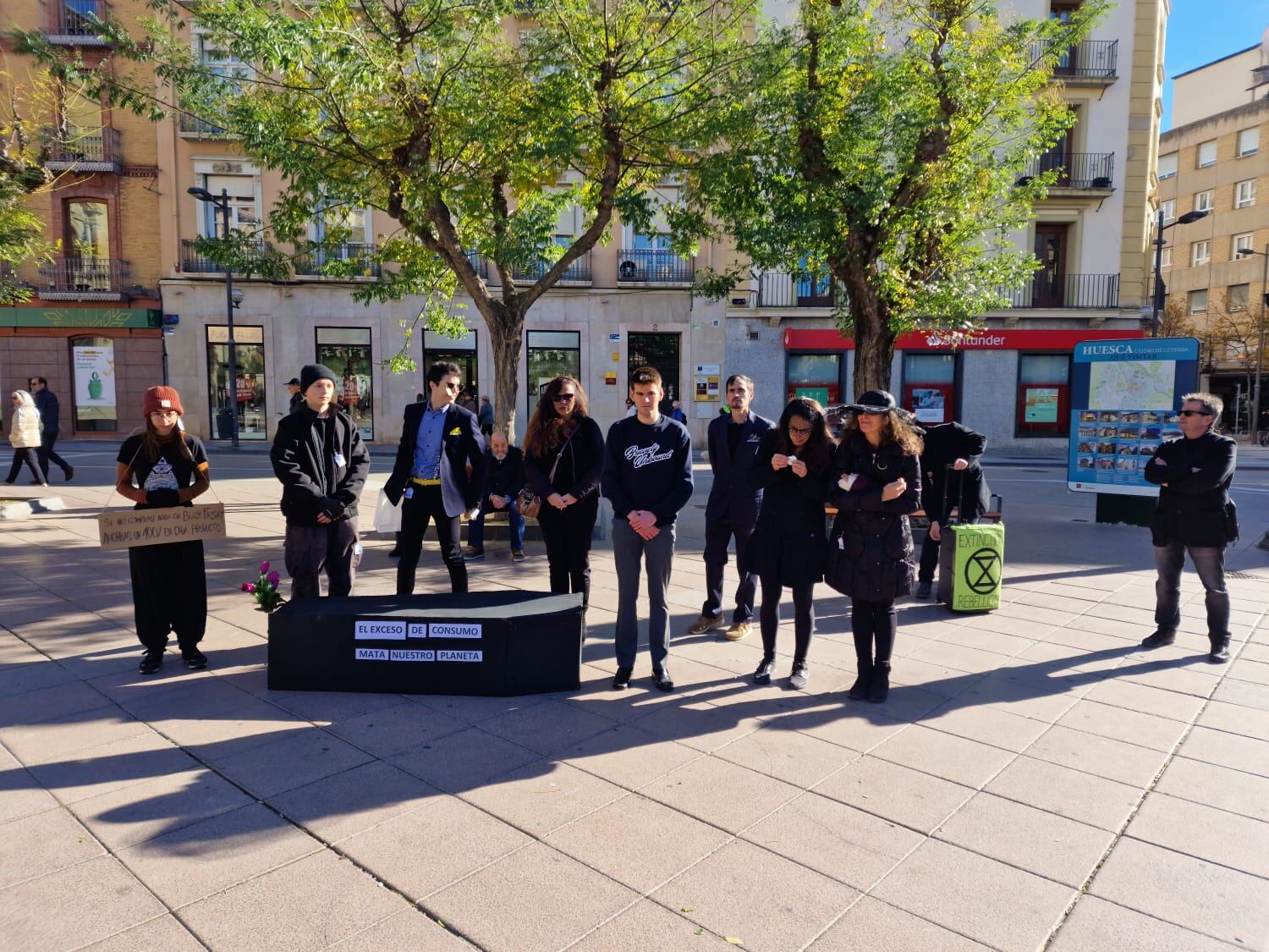 Participantes en la performance de Huesca contra el hiperconsumismo