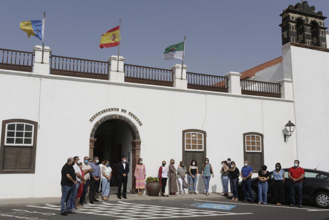 Minuto de silencio en la puerta del Ayuntamiento de Teguise.