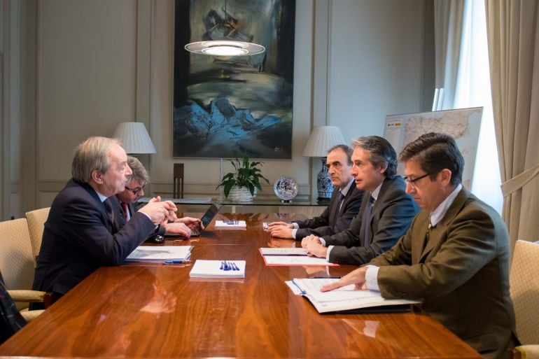 Reunión del alcalde de Oviedo, Wenceslao López, y el Ministro de Fomento, Íñigo de la Serna, para hablar de la Ronda Norte. En la sede del Ministerio en Madrid.