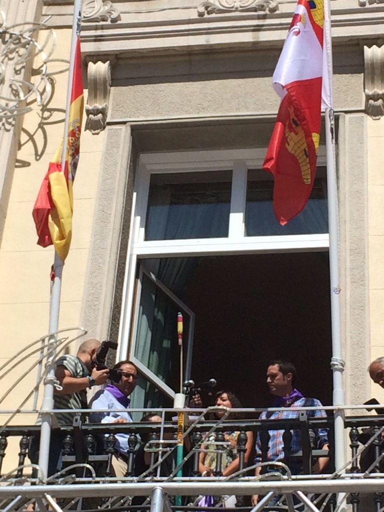 Sara Bayón sale a la balconada del Ayuntamiento para pronunciar su pregón. 