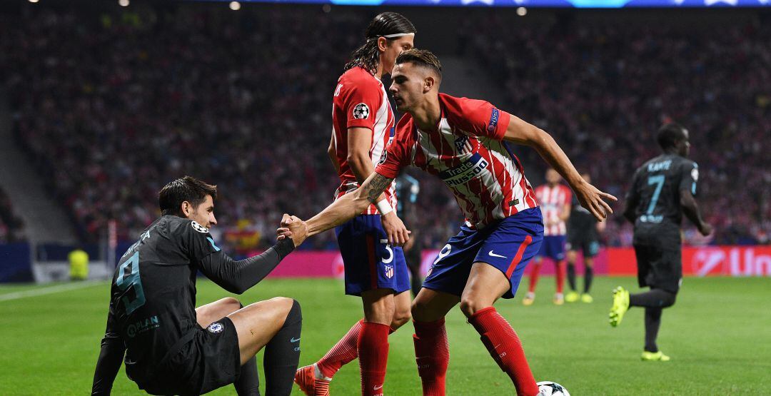 Lucas ayuda a levantarse a Morata en el duelo entre Atlético y Chelsea de Champions de la pasada temporada