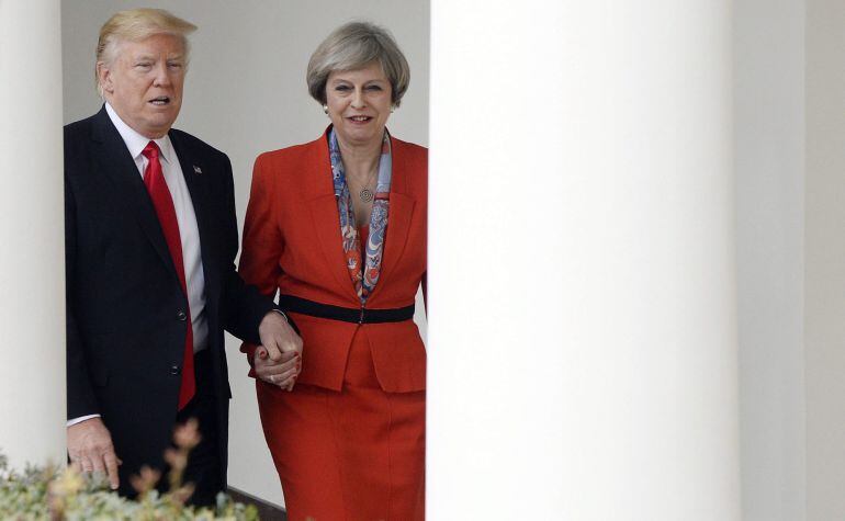 El presidente estadounidense, Donald Trump (i) conversa con la primera minsitra británica, Theresa May (d), en la Casa Blanca