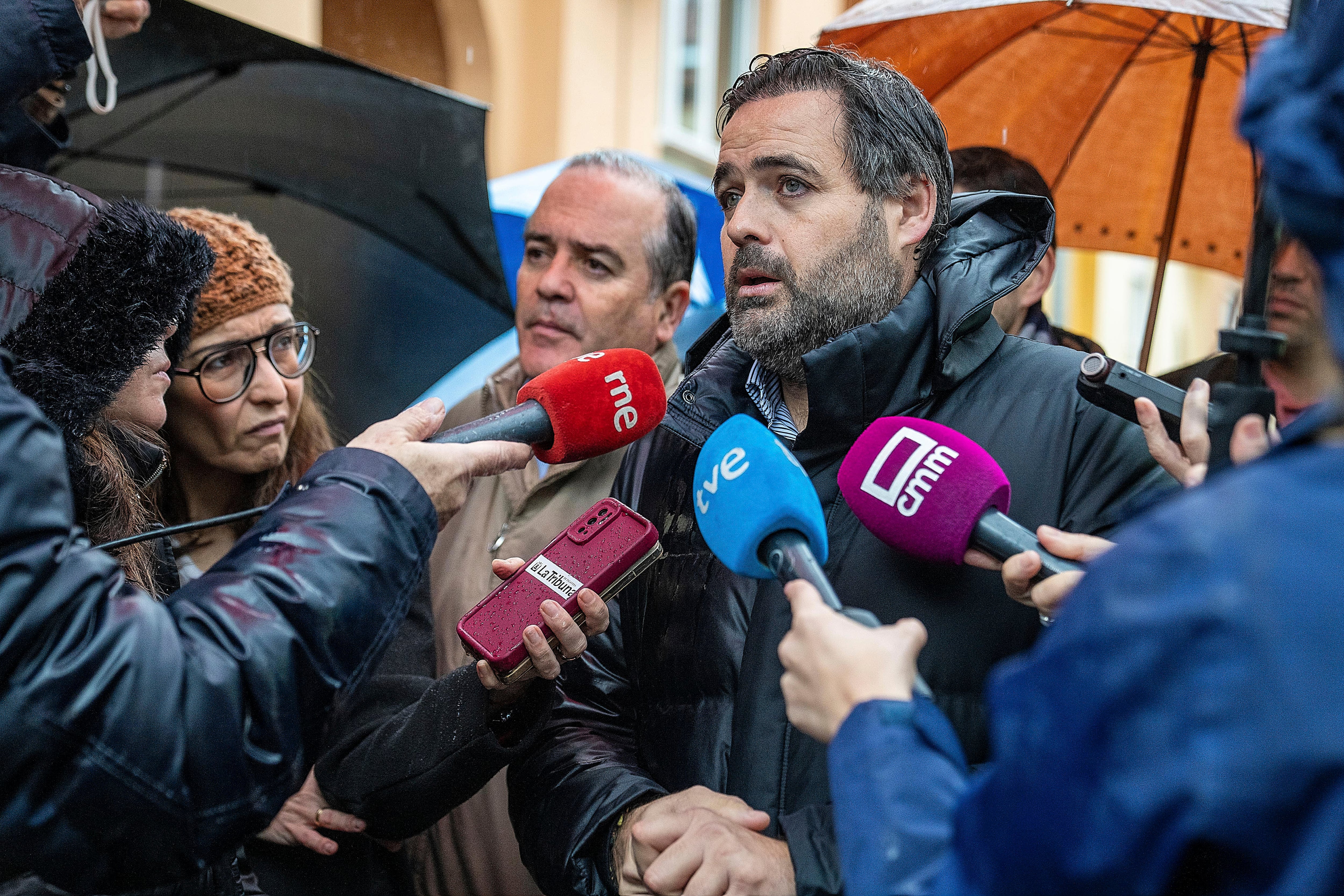 TALAVERA DE LA REINA (TOLEDO), 10/02/2026.- El presidente del Partido Popular de Castilla-La Mancha, Paco Núñez, atiende a los medios durante su visita a una de las calles inundadas en Talavera de la Reina, este martes. EFE/ Manu Reino