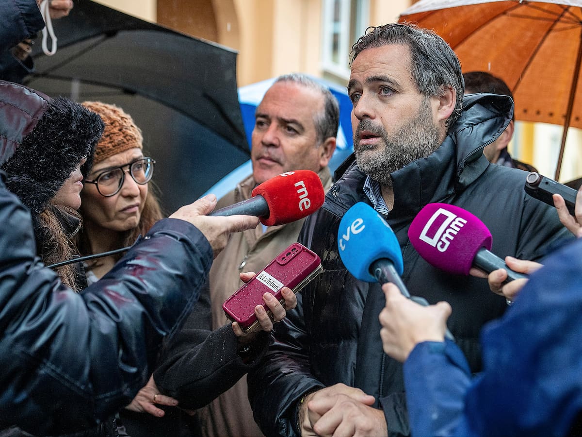 Paco Núñez acusa a la Junta de "no ayudar a Talavera" y los vecinos le exigen que no use las inundaciones para hacer política