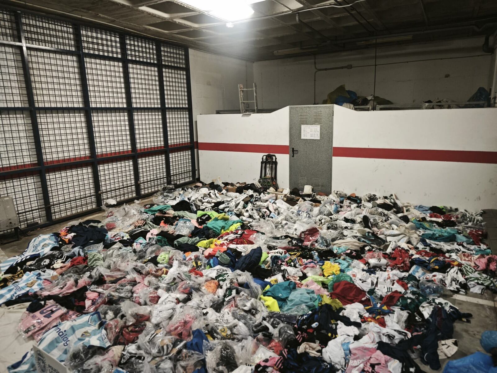 Artículos incautados en la operación contra la venta ambulante (Ayuntamientos de Torremolinos y Benalmádena).