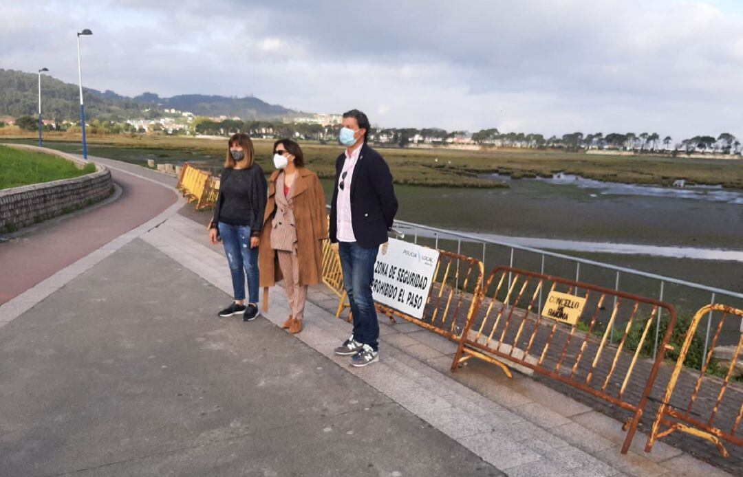 Maica Larriba (centro), subdelegada del Gobierno en Pontevedra, junto a Carlos Gómez (derecha), alcalde de Baiona, en el paseo de Sabarís.