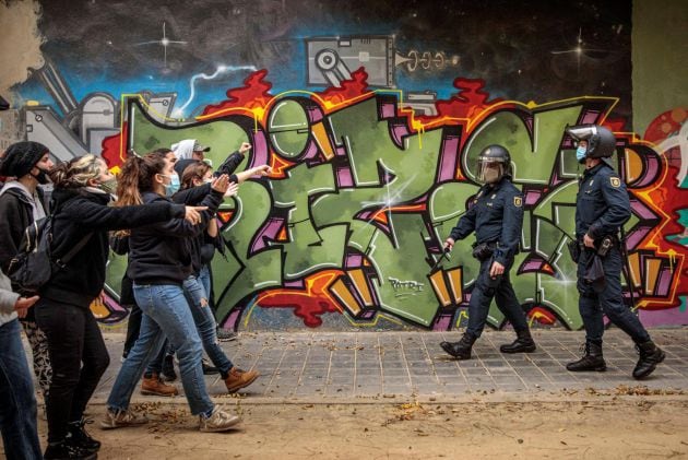 Decenas de agentes de la Policía Nacional han entrado a primera hora de la mañana de este lunes en el &quot;Casal Social Okupado de L’Horta&quot;, en el barrio valenciano de Benimaclet, y cerca de cien de personas se ha concentrado en las inmediaciones en señal de protesta