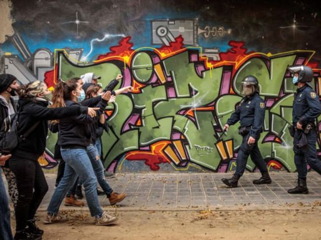 Decenas de agentes de la Policía Nacional han entrado a primera hora de la mañana de este lunes en el "Casal Social Okupado de L’Horta", en el barrio valenciano de Benimaclet, y cerca de cien de personas se ha concentrado en las inmediaciones en señal de protesta