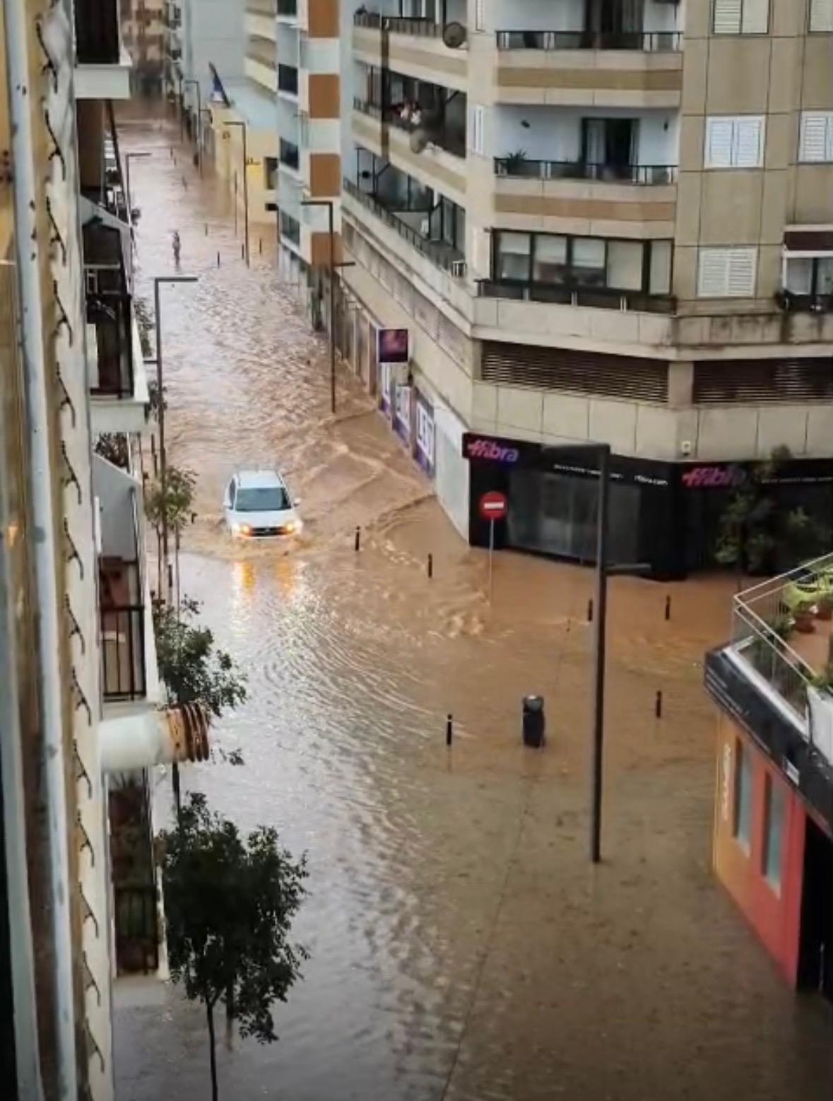 Imagen de una calle de Vila durante las lluvias
