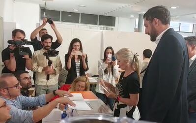 Carmen Menduiña, candidata a la alcaldía de Lorca por VOX  ejerce su derecho al voto con la compañía de José Ángel Antelo