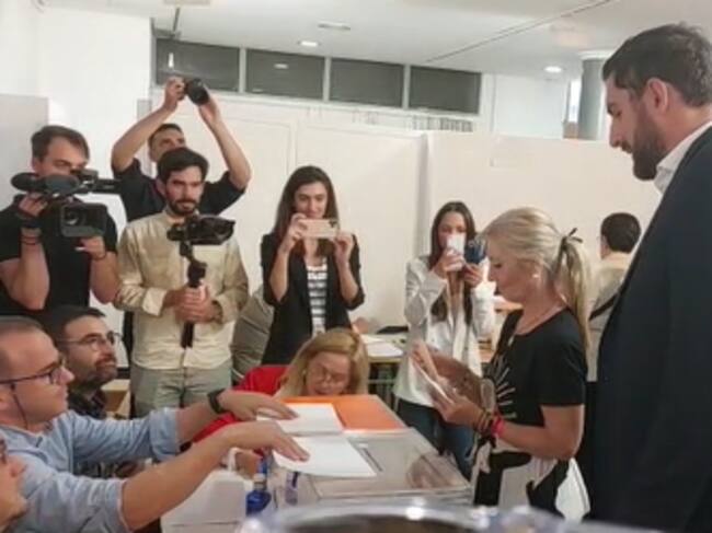 Carmen Menduiña, candidata a la alcaldía de Lorca por VOX ejerce su derecho al voto con la compañía de José Ángel Antelo