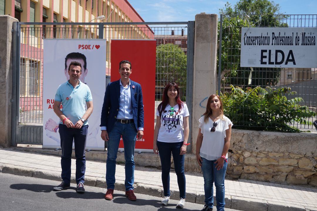 El candidato a la alcaldía por el PSOE junto a su equipo de campaña