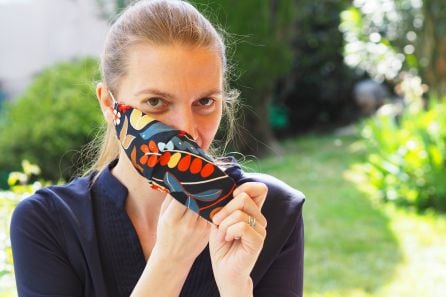 Una mujer se retira la mascarilla