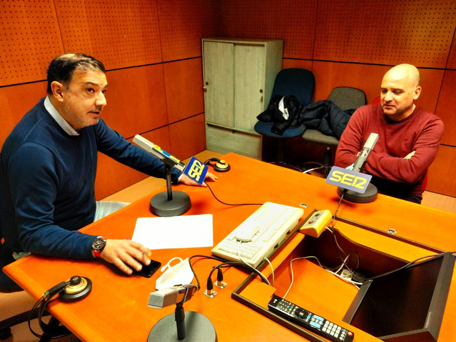 Toni Muedra en los estudios de Radio Zaragoza