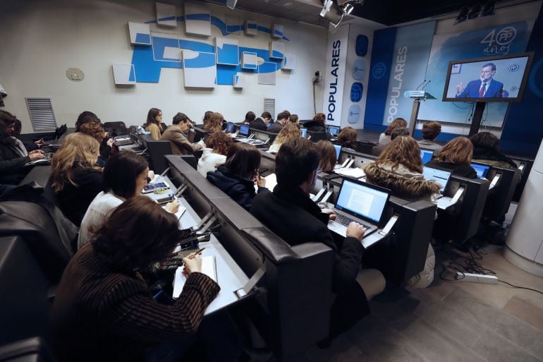 Los periodistas siguen, desde la sala de prensa del PP, la comparecencia del presidente del gobierno, Mariano Rajoy, durante la reunión de la Junta Directiva Nacional del PP