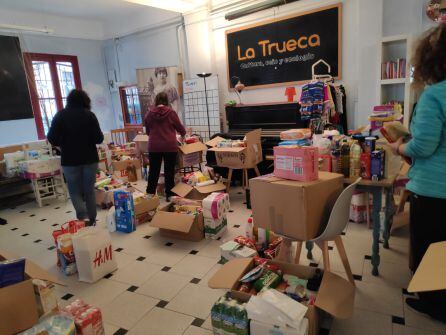 Voluntarias de la red vecinal de Villaverde Bajo preparan cestas con productos de primera necesidad para más de medio centenar de familias