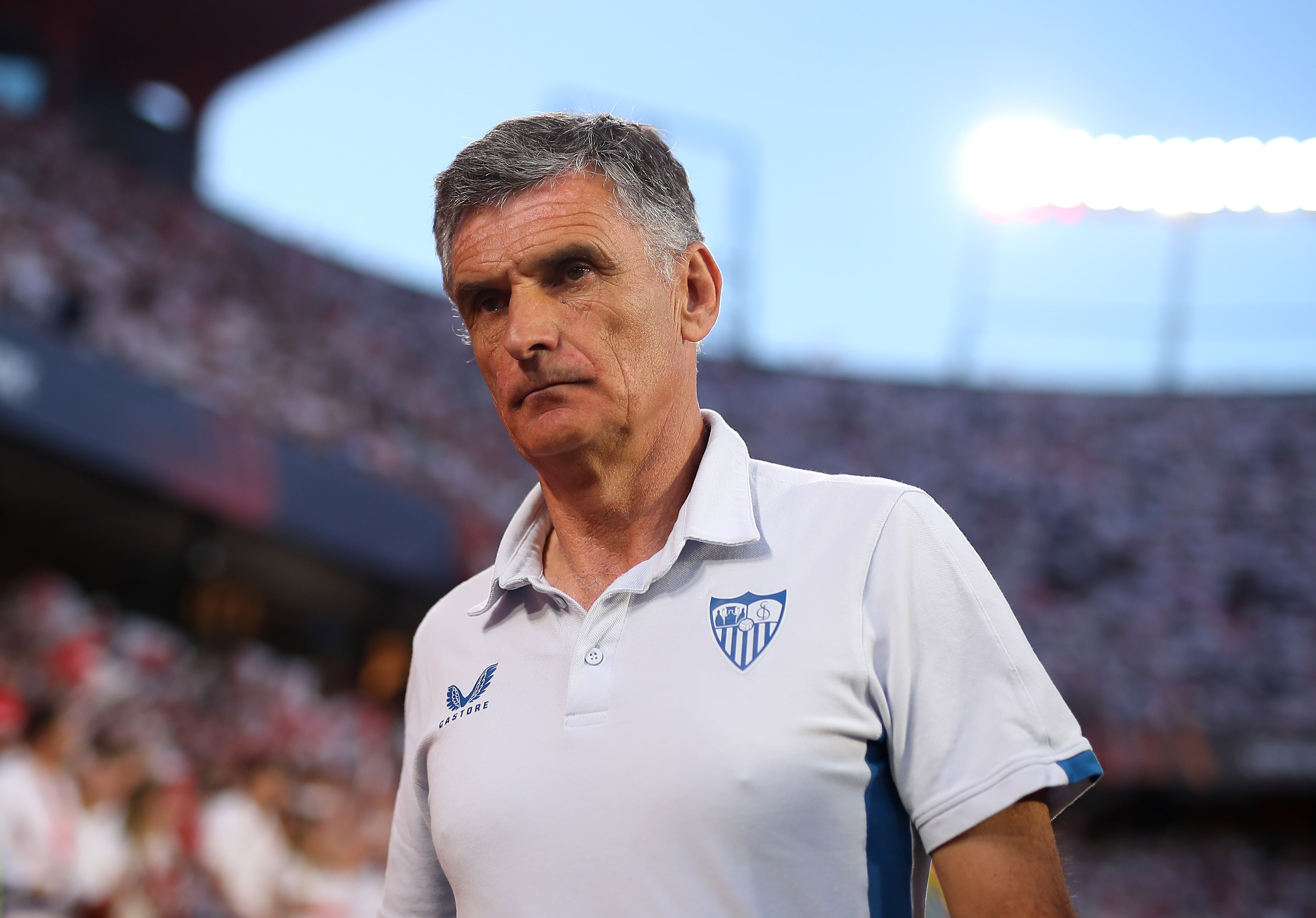 SEVILLE, SPAIN - APRIL 20: Jose Luis Mendilibar, Manager of Sevilla FC, looks on prior to the UEFA Europa League Quarterfinal Second Leg match between Sevilla FC and Manchester United at Estadio Ramon Sanchez Pizjuan on April 20, 2023 in Seville, Spain. (Photo by Fran Santiago/Getty Images)