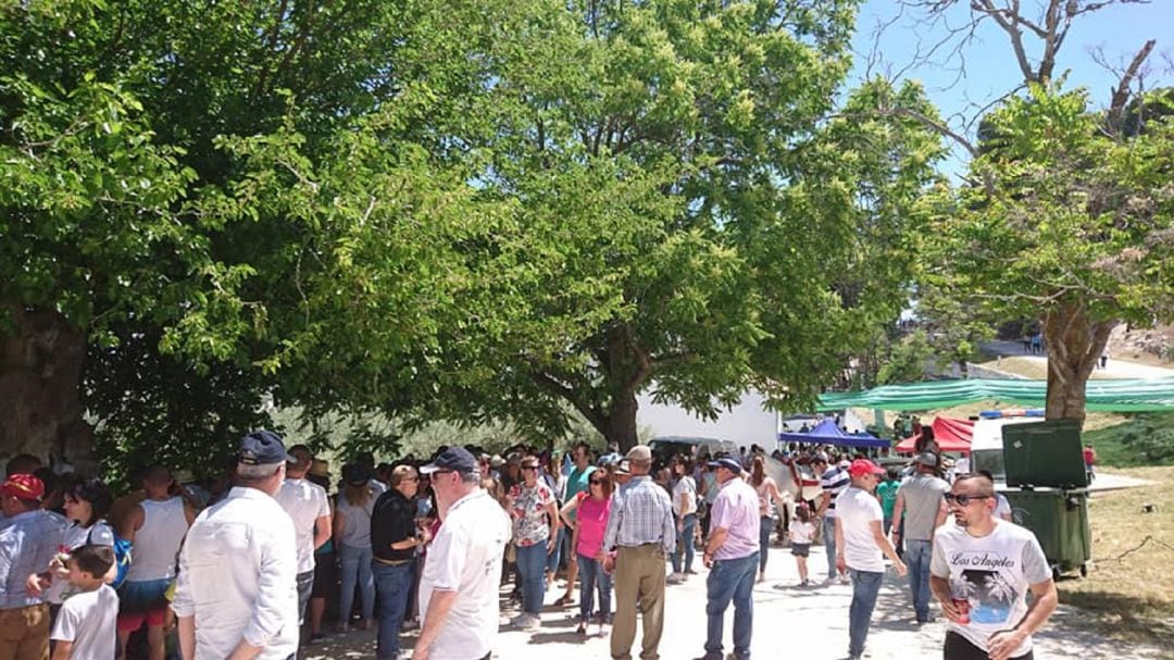 Ambiente en la Fuente Garcíez, con cientos de personas