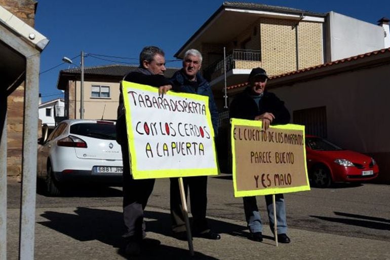 Pancartas contra la instalación de las macrogranjas en la localidad de Faramontanos de Tábara 