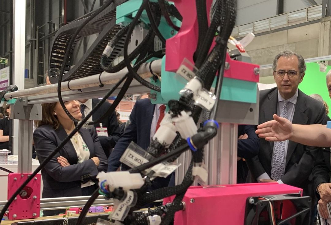 El consejero de Educación y Juventud, Enrique Ossorio, visitando la feria SIMO Educación