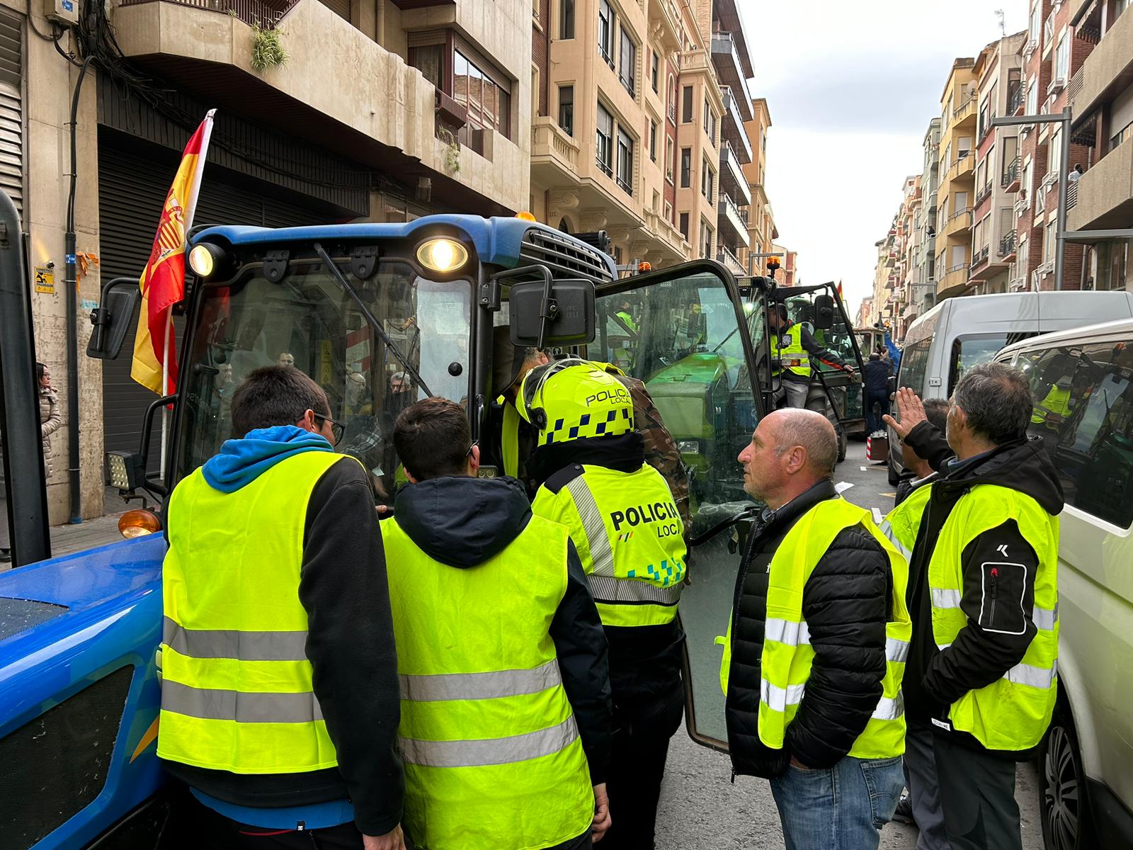 Diálogo entre agentes y agricultores para definir el recorrido de la marcha