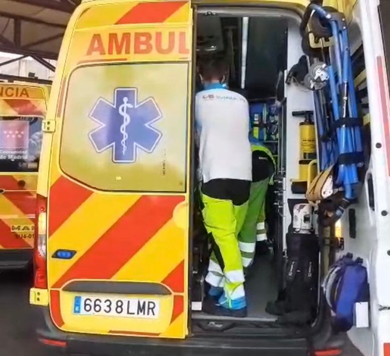 Los servicios de emergencia trasladando a la herida al Hospital de Getafe
