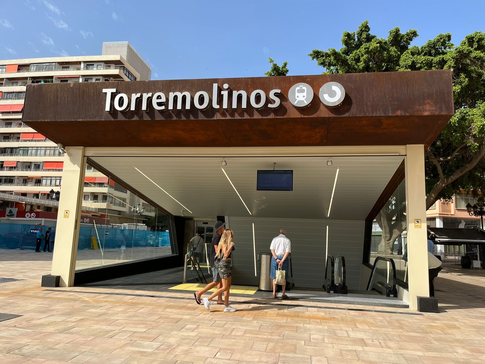 Entre las principales mejoras, destaca la creación de un itinerario accesible que comunica la Plaza de La Nogalera con el nivel del vestíbulo, con la instalación de un nuevo ascensor panorámico accesible y dos nuevas escaleras mecánicas