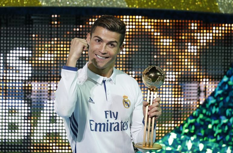 Cristiano Ronaldo sostiene el trofeo del Mundial de Clubes