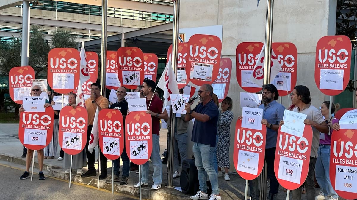 Los profesionales de la concertada protestan el martes ante el Parlament exigiendo equipararse a la pública
