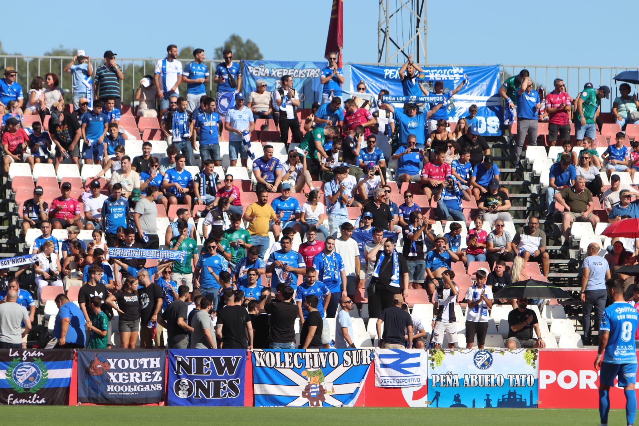 Aficionados del Xerez DFC durante el partido en Sevilla