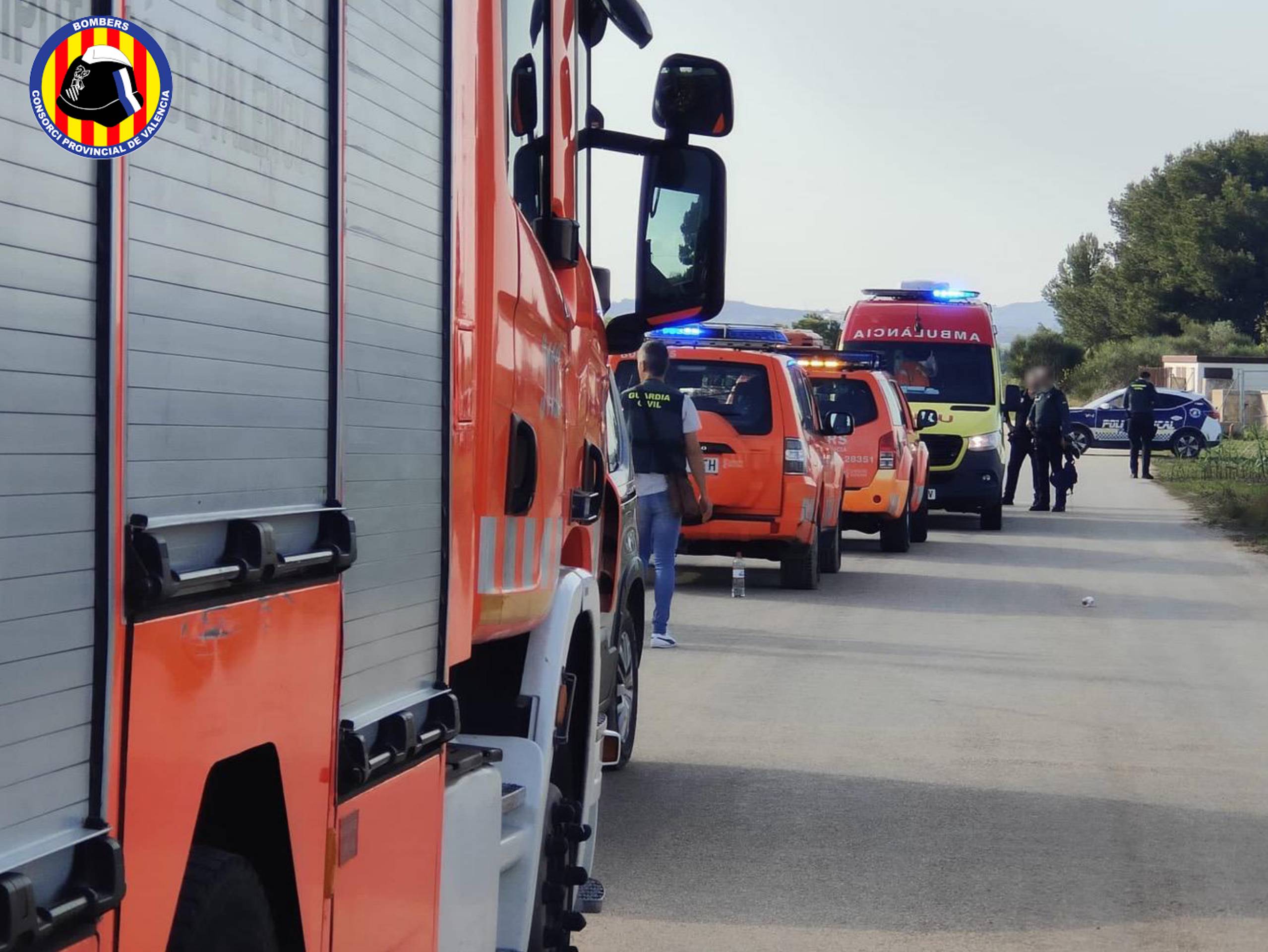 Bomberos, agentes de la Guardia Civil y medios sanitarios acudieron al rescate de un niño que cayó en un Canal en Picassent