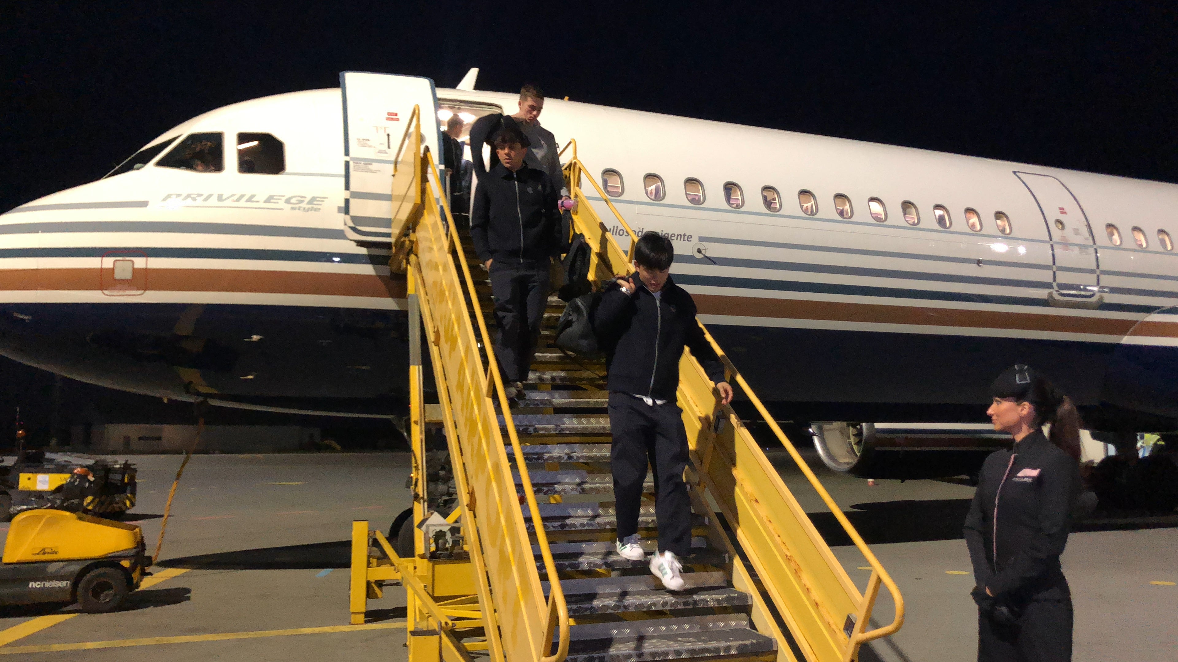 Kubo baja del avión que llevó a la Real Sociedad a Dinamarca.