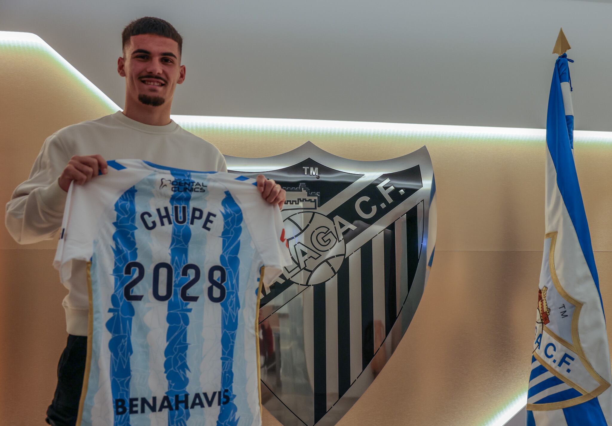 Chupete posa con la camiseta del Málaga