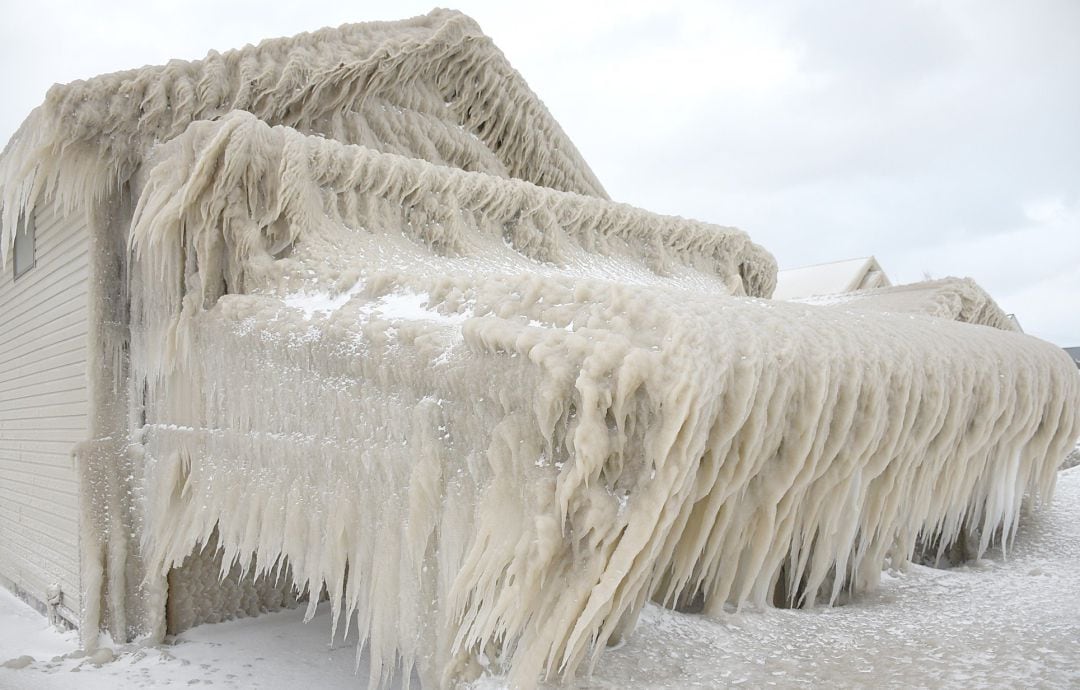 El pueblo ha amanecido bajo un manto de hielo.