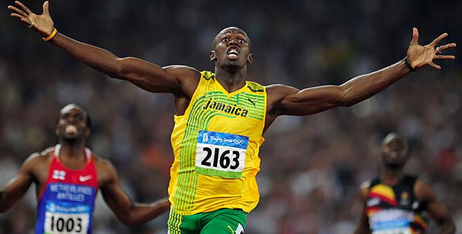 Usain Bolt celebra su victoria en la final de los 200 metros en los Juegos de Pekín 2008