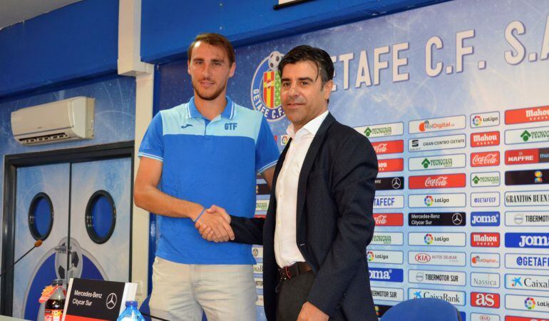 El defensa central catalán Ignasi Miquel (i), procedente del Málaga, durante su presentación como nuevo jugador del Getafe hasta 2023. A su lado, Nicolás Rodríguez, director deportivo del club madrileño.