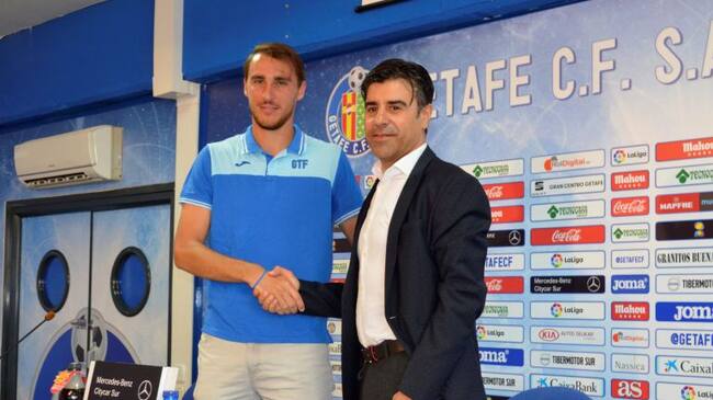 El defensa central catalán Ignasi Miquel (i), procedente del Málaga, durante su presentación como nuevo jugador del Getafe hasta 2023. A su lado, Nicolás Rodríguez, director deportivo del club madrileño.