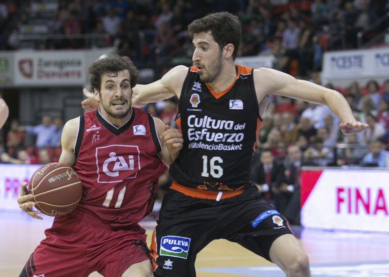 GRA487. ZARAGOZA,  El base del Cai Zaragoza, Tomás Bellas (i), conduce el balón ante el jugador del Valencia Basket, Guillem Vives, durante el encuentro de correspondiente a la jornada de la Liga Endesa, que han disputado esta noche en el Pabellón Príncip