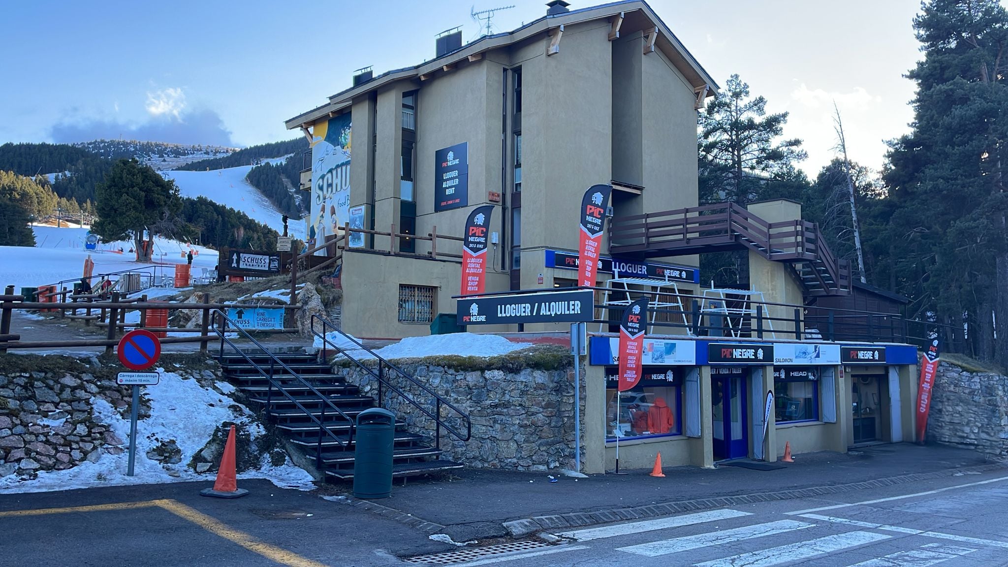 Exterior de la botiga que el grup Pic Negre acaba d&#039;inaugurar a l&#039;estació de la Molina, a Catalunya.