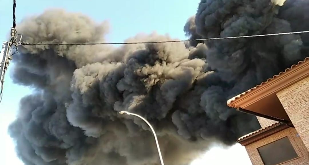 La nube de humo ha sido visible en todo el municipio