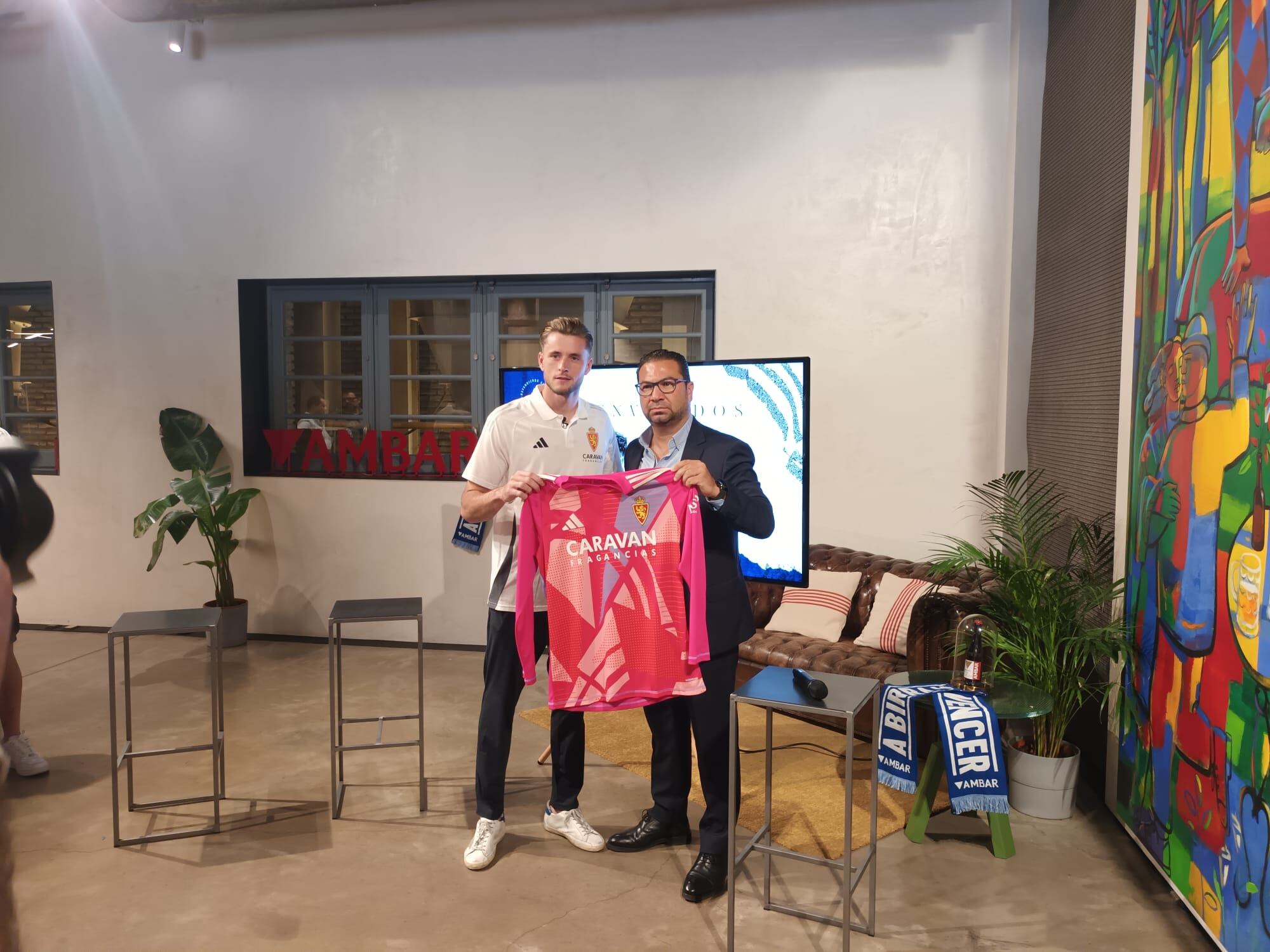 El portero Joan Femenías y Juan Carlos Cordero, directo deportivo del Real Zaragoza, posando frente a los medios